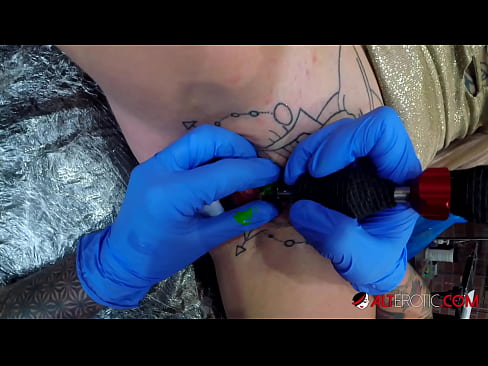 ❤️ Ekstremt tatovert hottie Sully Savage tok en tatovering på klitoris ️❌ Porno hos oss no.porngameshub.ru ﹏